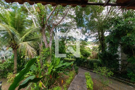 Vista da Sala de casa à venda com 7 quartos, 400m² em Maria Paula, Niterói