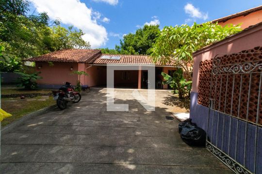 Garagem de casa à venda com 7 quartos, 400m² em Maria Paula, Niterói