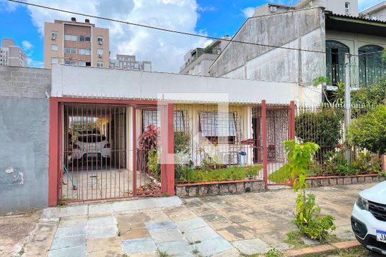 Fachada de casa à venda com 3 quartos, 110m² em Cristo Redentor, Porto Alegre