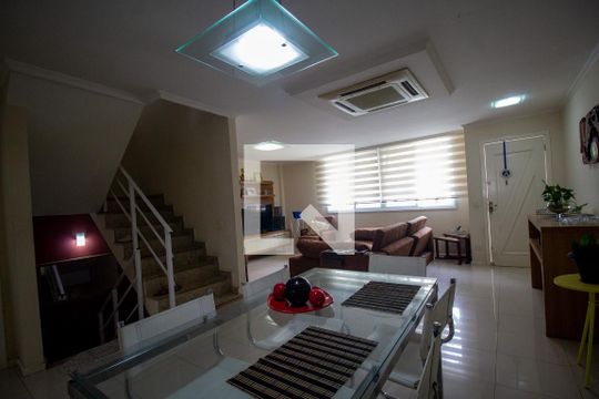 Sala de casa de condomínio para alugar com 3 quartos, 174m² em Recreio dos Bandeirantes, Rio de Janeiro