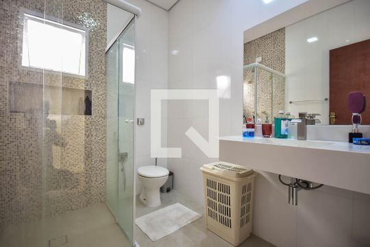 Banheiro de casa de condomínio à venda com 3 quartos, 151m² em Jardim Caner, Taboão da Serra