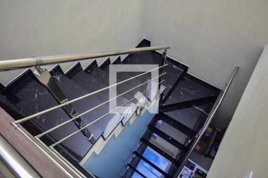 Escada de casa de condomínio à venda com 3 quartos, 151m² em Jardim Caner, Taboão da Serra