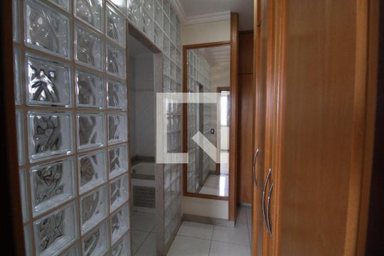 Banheiro do quarto 2  de apartamento para alugar com 3 quartos, 240m² em Saraiva, Uberlândia