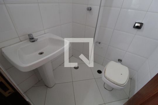 Banheiro de serviço  de apartamento para alugar com 3 quartos, 240m² em Saraiva, Uberlândia