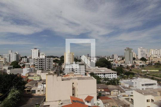 Vista  de apartamento para alugar com 3 quartos, 240m² em Saraiva, Uberlândia