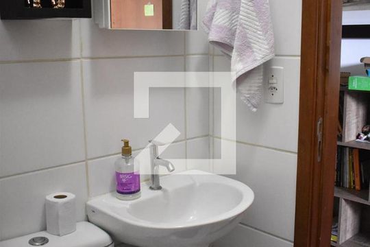 Banheiro de casa de condomínio para alugar com 2 quartos, 67m² em Guaratiba, Rio de Janeiro