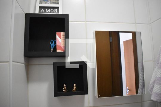 Detalhe do banheiro de casa de condomínio para alugar com 2 quartos, 67m² em Guaratiba, Rio de Janeiro