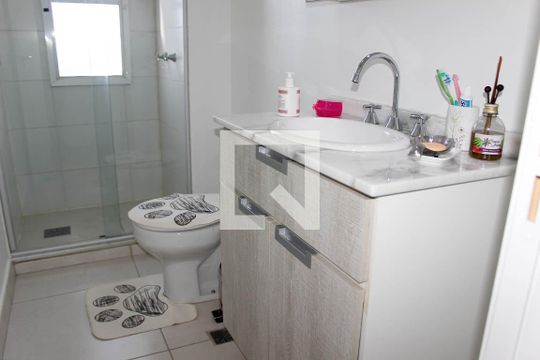 Banheiro de apartamento à venda com 2 quartos, 51m² em Azenha, Porto Alegre