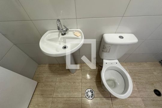 Banheiro de kitnet/studio para alugar com 1 quarto, 26m² em Perdizes, São Paulo