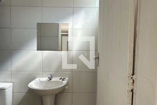 Banheiro de kitnet/studio para alugar com 1 quarto, 27m² em Perdizes, São Paulo