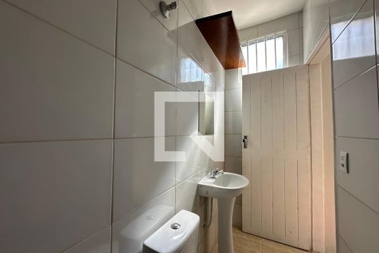Banheiro de kitnet/studio para alugar com 1 quarto, 27m² em Perdizes, São Paulo