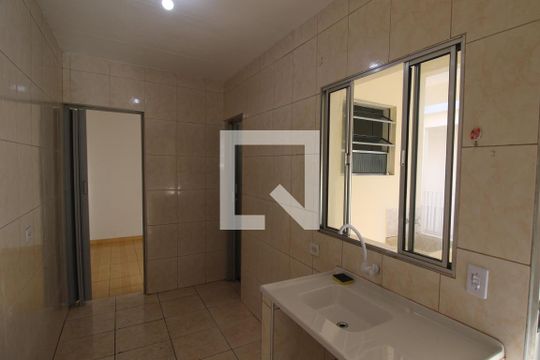 Cozinha de casa de condomínio para alugar com 1 quarto, 33m² em Parque Peruche, São Paulo