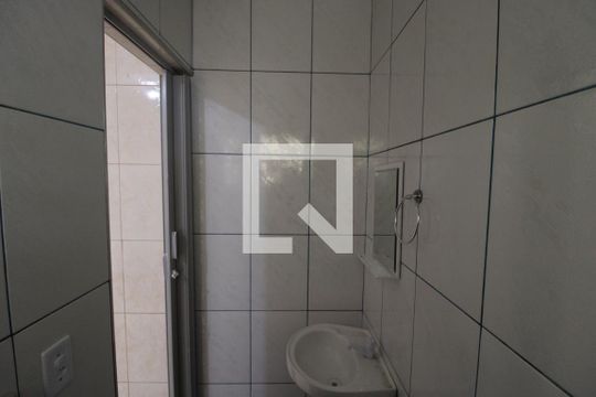 Banheiro de casa de condomínio para alugar com 1 quarto, 33m² em Parque Peruche, São Paulo