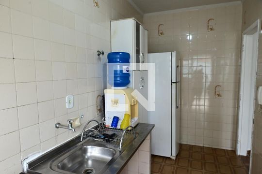 Cozinha de apartamento para alugar com 1 quarto, 55m² em Caiçara, Praia Grande