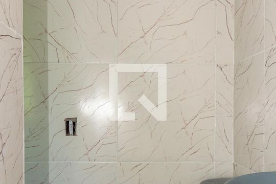 Banheiro de apartamento para alugar com 1 quarto, 72m² em Jardim Tupanci, Barueri