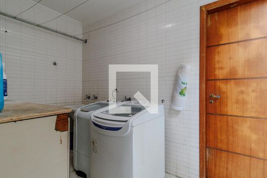 Área de Serviço de casa para alugar com 3 quartos, 325m² em Jardim Londrina, São Paulo