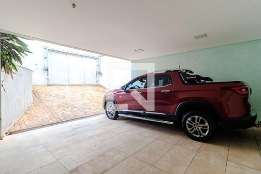 Garagem de casa para alugar com 3 quartos, 325m² em Jardim Londrina, São Paulo