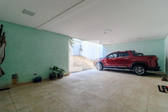 Garagem de casa para alugar com 3 quartos, 325m² em Jardim Londrina, São Paulo