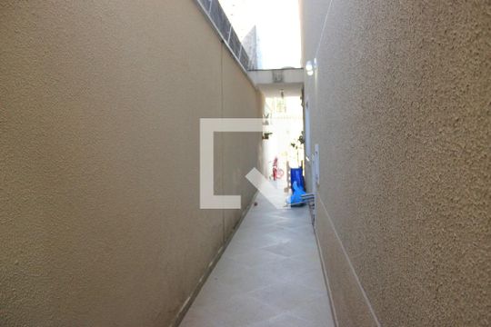 Corredor do quintal de casa à venda com 3 quartos, 132m² em Parque Renato Maia, Guarulhos