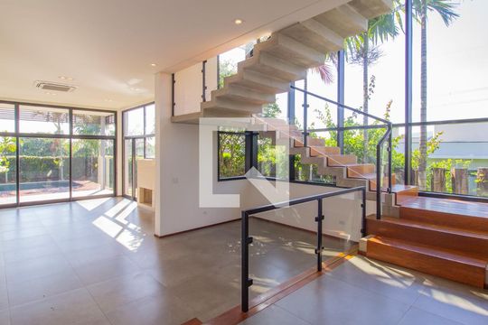 Sala de casa de condomínio à venda com 3 quartos, 580m² em Medeiros, Jundiaí