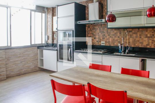 Cozinha de apartamento para alugar com 6 quartos, 560m² em Barra da Tijuca, Rio de Janeiro