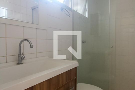 Banheiro de apartamento para alugar com 2 quartos, 44m² em São Sebastião, Porto Alegre