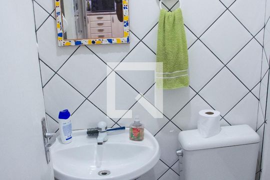Banheiro de casa de condomínio à venda com 2 quartos, 119m² em Vila Albano, São Paulo