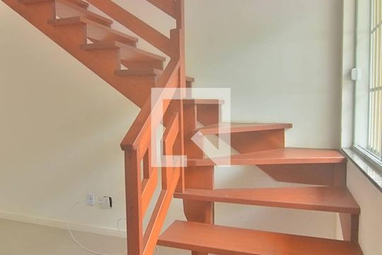 Escada de casa de condomínio à venda com 3 quartos, 124m² em Harmonia, Canoas