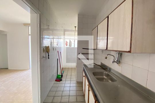 Cozinha de apartamento para alugar com 1 quarto, 50m² em Candeal, Salvador
