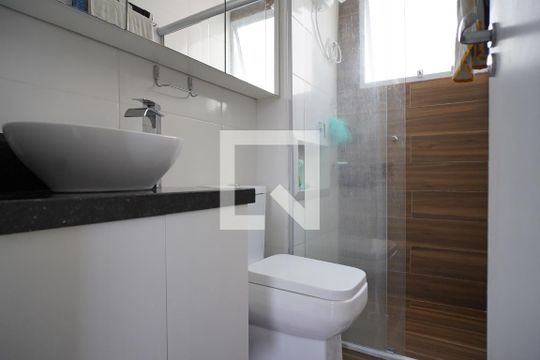 Banheiro de apartamento à venda com 2 quartos, 45m² em Protásio Alves, Porto Alegre