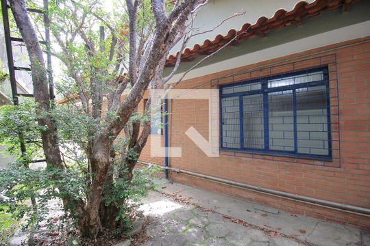 Quintal fundos de casa à venda com 4 quartos, 445m² em Santa Efigênia, Belo Horizonte