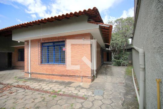 Quintal fundos de casa à venda com 4 quartos, 445m² em Santa Efigênia, Belo Horizonte