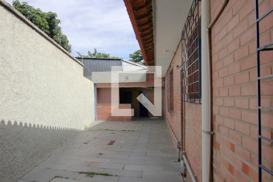 Varanda lateral de casa à venda com 4 quartos, 445m² em Santa Efigênia, Belo Horizonte