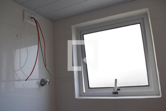 Banheiro de apartamento à venda com 2 quartos, 45m² em Campina do Arruda, Curitiba