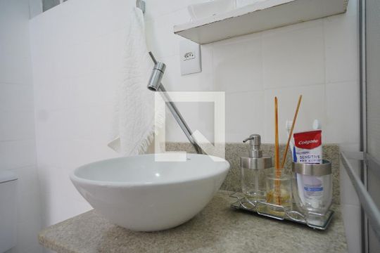 Banheiro de apartamento à venda com 1 quarto, 40m² em Petrópolis, Porto Alegre