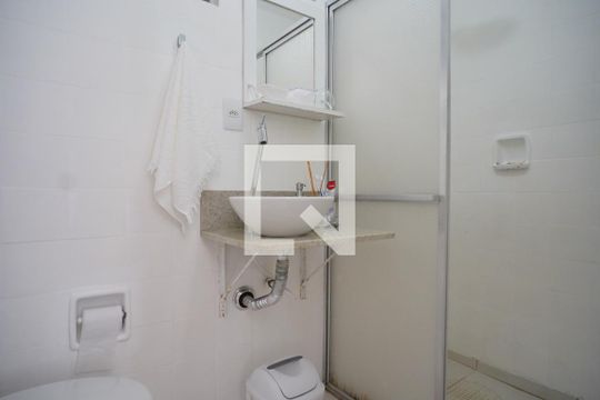 Banheiro  de apartamento à venda com 1 quarto, 40m² em Petrópolis, Porto Alegre