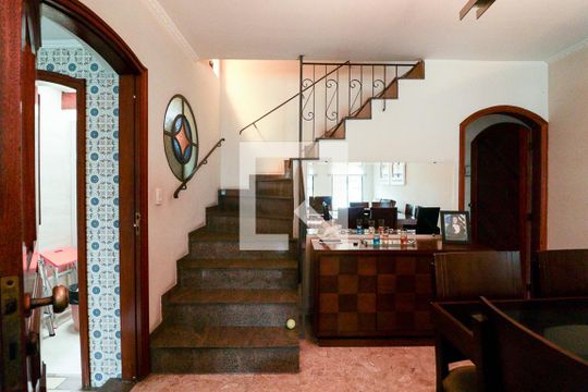 Escada de casa à venda com 3 quartos, 203m² em Santa Teresinha, São Paulo