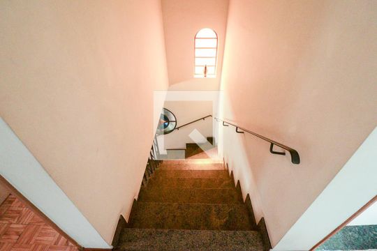 Escada de casa à venda com 3 quartos, 203m² em Santa Teresinha, São Paulo