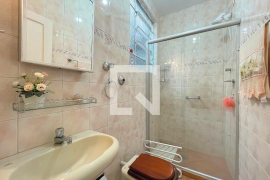 Banheiro de apartamento para alugar com 1 quarto, 35m² em São João, Porto Alegre