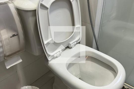 Banheiro de kitnet/studio à venda com 1 quarto, 33m² em Indianópolis, São Paulo
