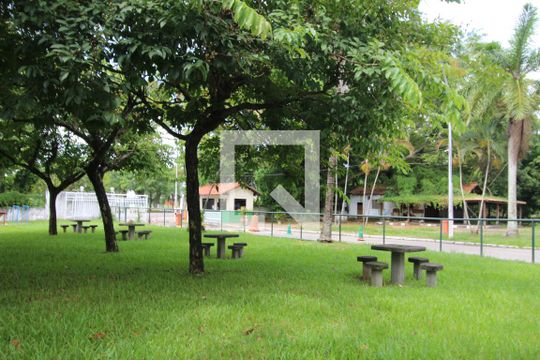 Área comum em frente aos blocos- Praça de apartamento para alugar com 1 quarto, 40m² em Jacarepaguá, Rio de Janeiro
