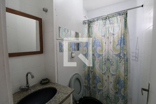 Banheiro de apartamento para alugar com 1 quarto, 40m² em Jacarepaguá, Rio de Janeiro