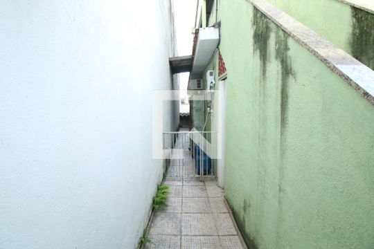 Corredor lateral - Canil de casa à venda com 4 quartos, 135m² em Parada de Lucas, Rio de Janeiro