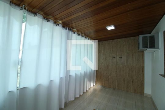 Sala de TV de casa à venda com 4 quartos, 135m² em Parada de Lucas, Rio de Janeiro
