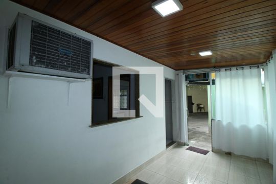 Sala de TV de casa à venda com 4 quartos, 135m² em Parada de Lucas, Rio de Janeiro