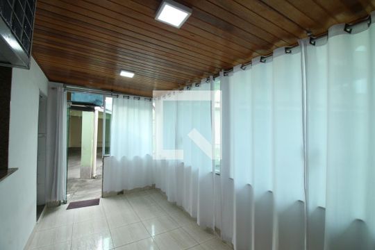 Sala de TV de casa à venda com 4 quartos, 135m² em Parada de Lucas, Rio de Janeiro
