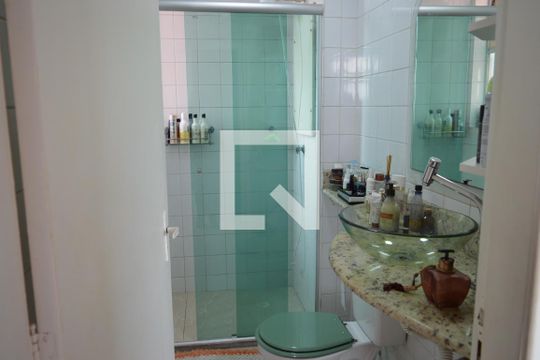 Banheiro de apartamento à venda com 2 quartos, 45m² em Centro, Contagem