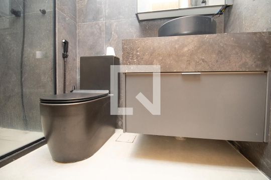Banheiro, louça sanitária e armário  de apartamento à venda com 1 quarto, 38m² em Moema, São Paulo
