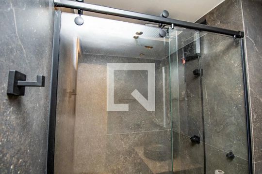 Banheiro, box e ducha  de apartamento à venda com 1 quarto, 38m² em Moema, São Paulo