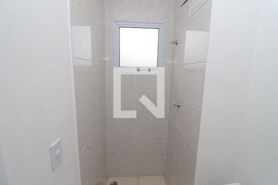 Banheiro de kitnet/studio para alugar com 0 quarto, 40m² em Vila Granada, São Paulo